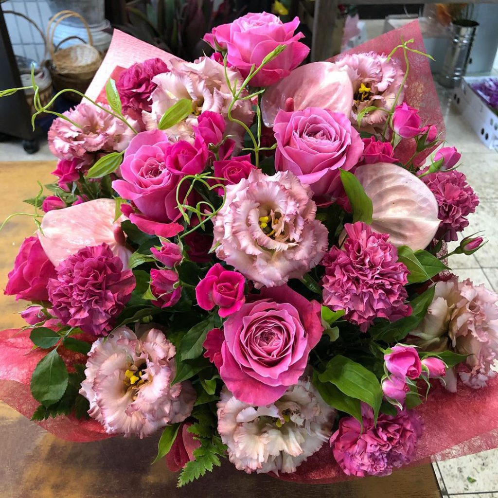 バラ リシアンサス カーネーション アンスリウム などで華やかに