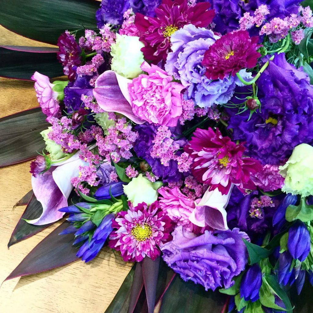 秋の花で華やかに