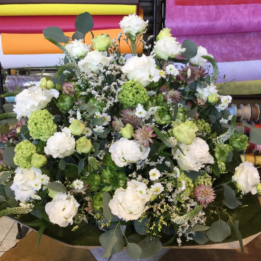 爽やかに華やかにお祝いのお花を お作りしました